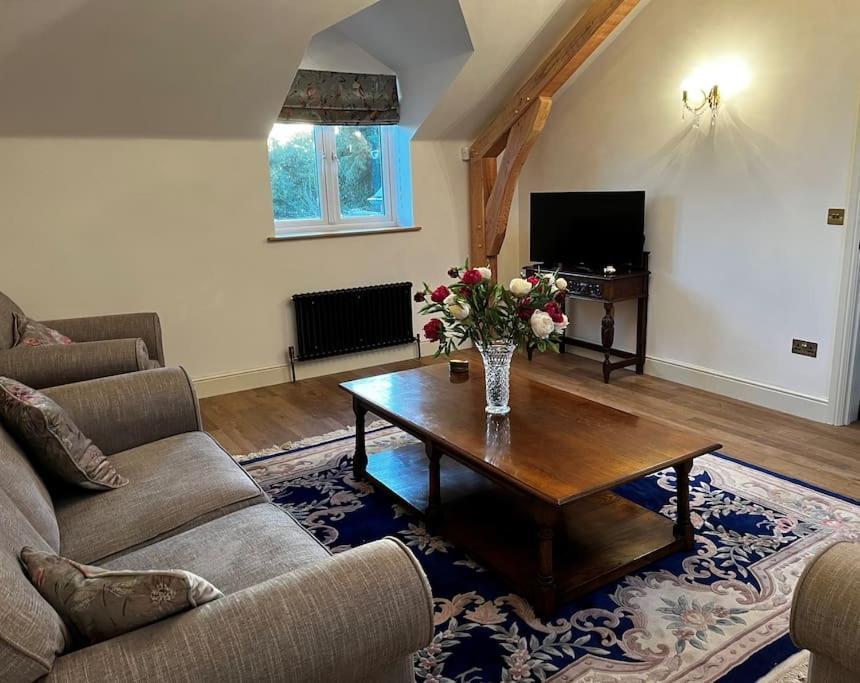 Byre - Farm Cottage On 9 Acre Equestrian Small Holding Salisbury Exterior photo